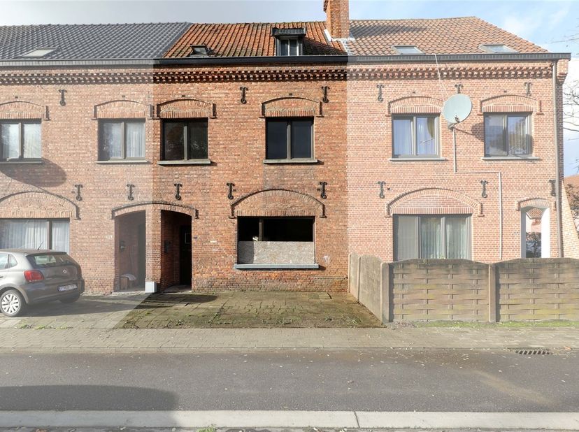 Te renoveren woning met mogelijkheid tot 6 slaapkamers op gunstige locatie <br />
<br />
Ligging :<br />
+ Centraal gelegen aan een belangrijke ver