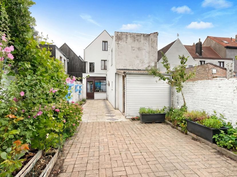 Deze karaktervolle woning is gunstig gelegen langs de Albertlaan, in het hart van Knokke. Dankzij de mooie, diepe tuin met veel privacy, een gevelbree