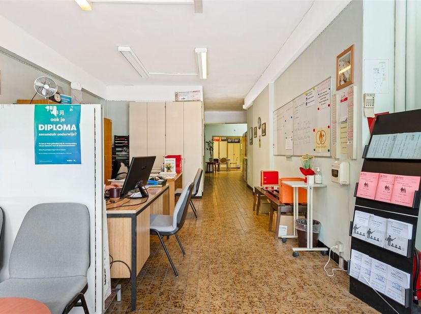 Ruim commercieel gelijkvloers (296m²) op centrale ligging<br />
Locatie: Dit commercieel gelijkvloers is gunstig gelegen aan de Italiëlei, een central
