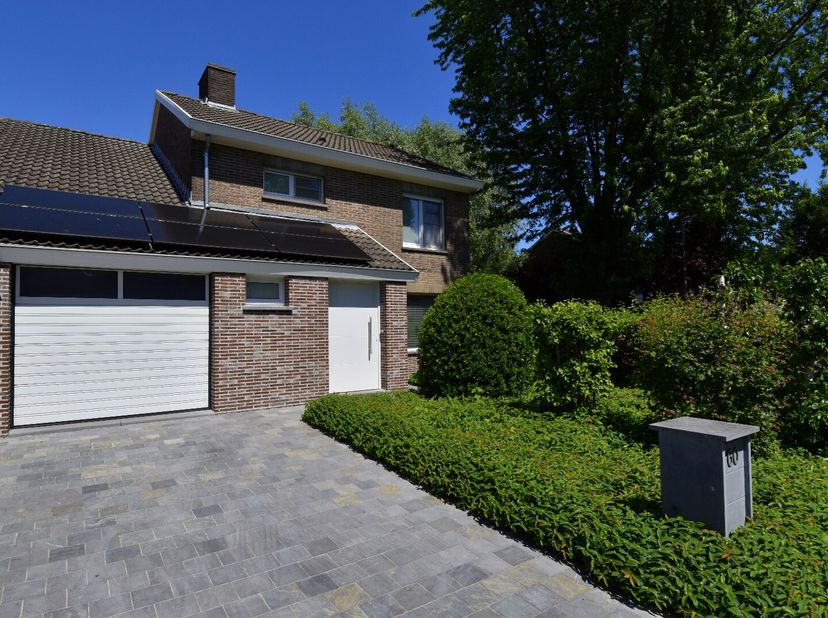 Ontdek deze instapklare halfopen bebouwing, rustig gelegen in een doodlopende straat in het charmante Gullegem.<br />
De woning bevindt zich in een ru