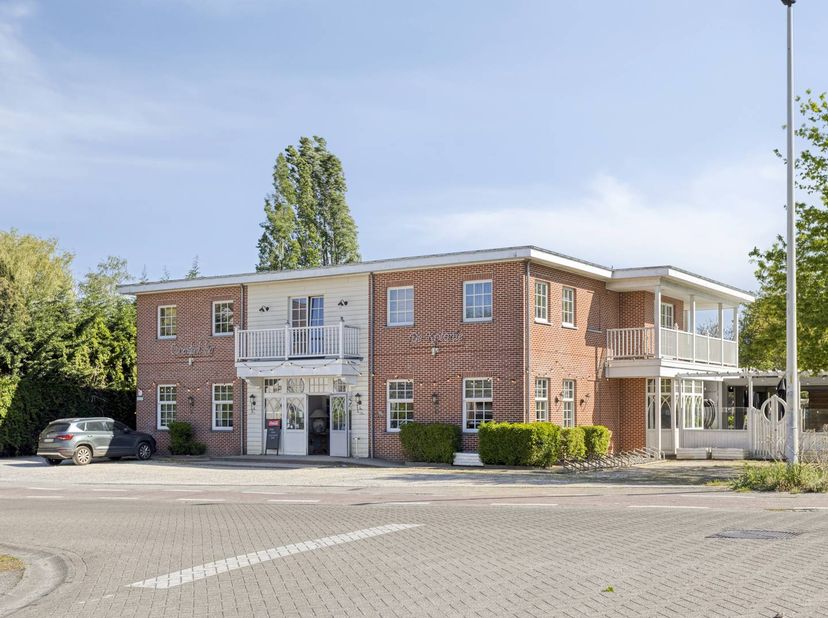 Op een uitstekende locatie in Sint-Job-in-’t-Goor, vinden we dit interessant investeringspand terug, gelegen op het adres Sluisvijfbaan 11. Dankzij de