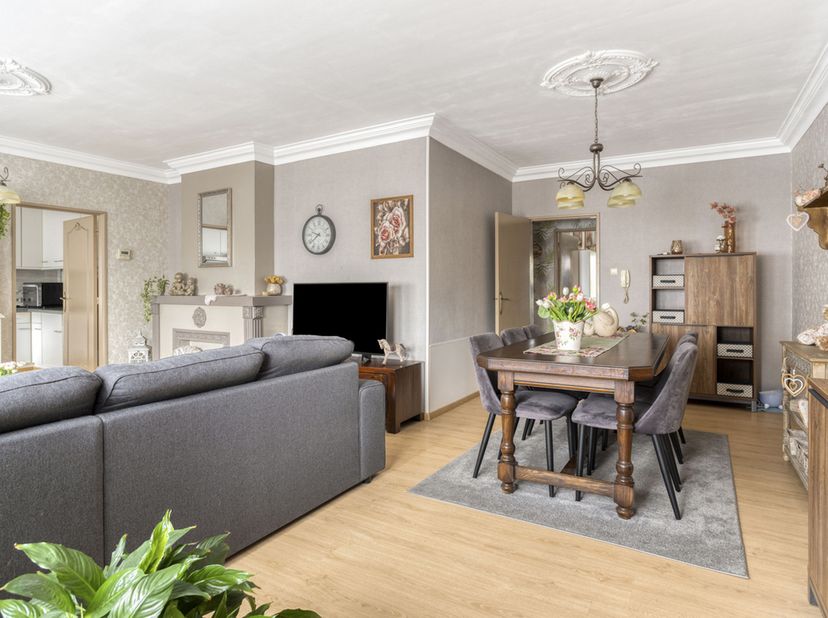Ruim (circa 126 m²) en instapklaar appartement met 3 slaapkamers en garage gelegen op een zeer gunstige locatie in het centrum van Mol.<br />
<br />
W