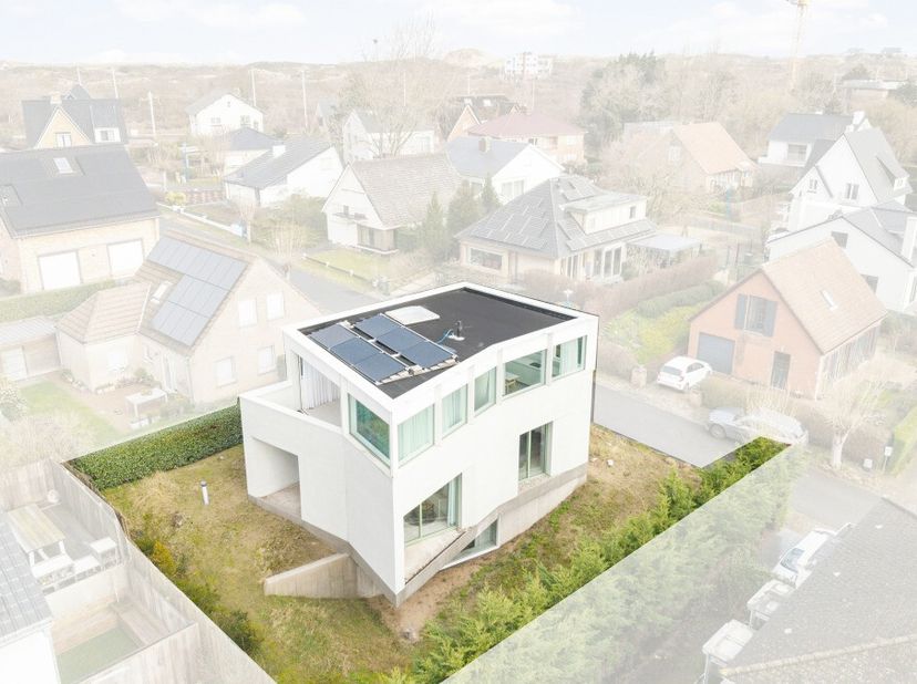 Te koop: Architecturale woning in de Roodkapjeslaan, Koksijde, gelegen in een rustige villawijk met vrij zicht op de duinen. Deze woning, gebouwd in 2
