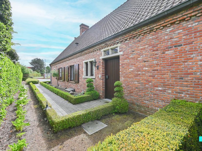 VERKOCHT! Compromis in opmaak! Ontdek deze zeer verzorgde open bebouwing met drie slaapkamers en een inpandige garage, gelegen op een west gericht per