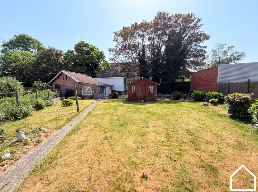 Welkom in de Orchideeënlaan 7 te Ieper<br />
<br />
Ligging:<br />
<br />
Deze verrassend ruime woning combineert comfortabel wonen met praktische ext