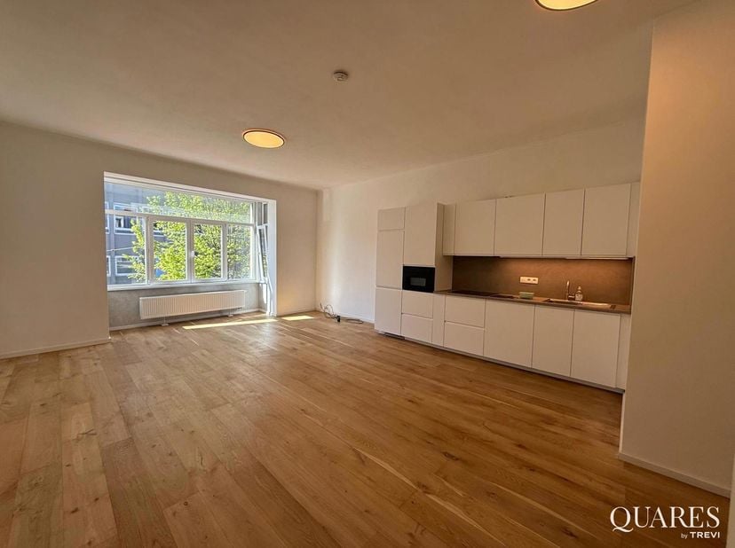 Quares - TREVI Groep presenteert :<br />
Ontdek dit prachtig volledig gerenoveerde 1-slaapkamerappartement, ideaal gelegen op de levendige Turnhoutseb