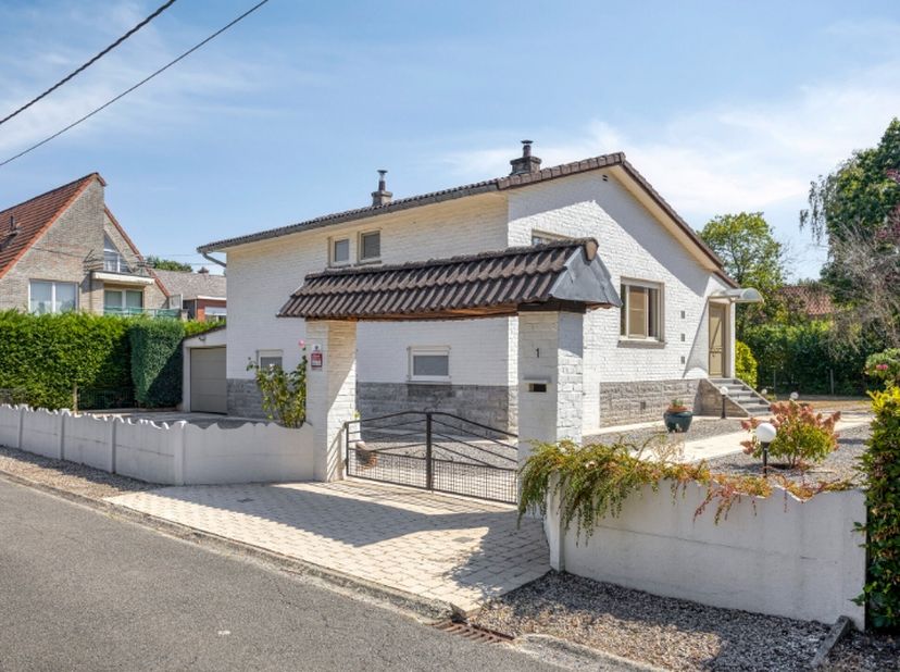 Goed onderhouden open villa met zuid gerichte tuin in Schiplaken.<br />
<br />
In een quasi doodlopende en bijzonder rustige straat, vlak bij het cent