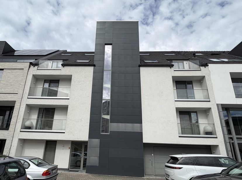 Genk, Bochtlaan 31 bus 31 - Prachtig duplexappartement met 2 slaapkamers, 2 badkamers, een overdekt terras, een balkon en 1 autostaanplaats.<br />
<br