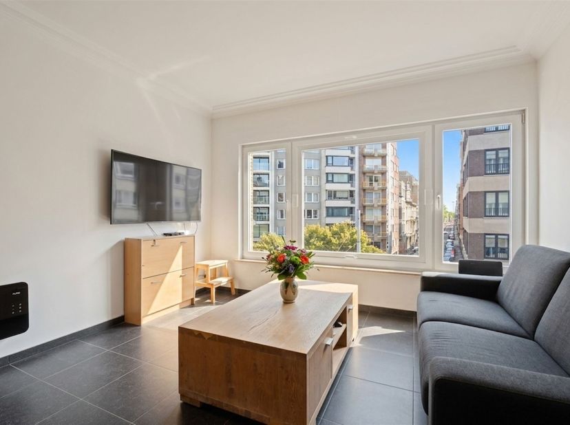 Instapklaar en budgetvriendelijk appartement op topligging in hartje Oostende!<br />
Dit vernieuwde appartement bevindt zich op de derde verdieping v