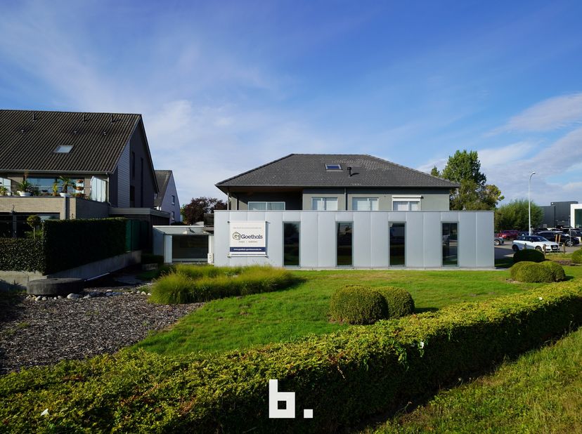 Bien professionnel à louer
                    à 8800 Roeselare