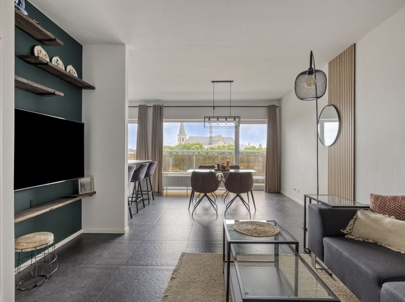 Dit volledig gerenoveerde appartement met één slaapkamer ligt op de bovenste verdieping aan de ring van Leuven en combineert een instapklare afwerking