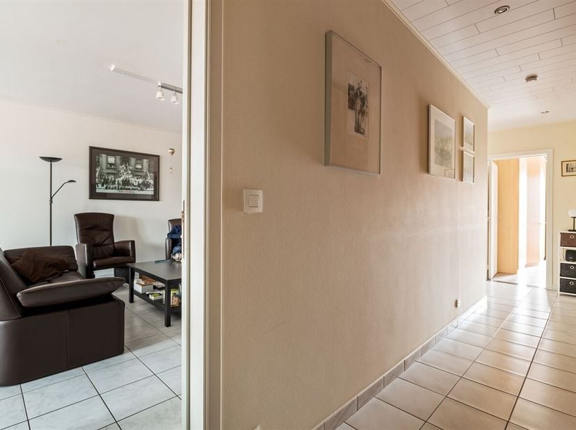 Appartement spacieux et joliment rénové avec garage<br />
Situation : à proximité du centre de Kapellen, de la place du marché et de la salle LUX, sur