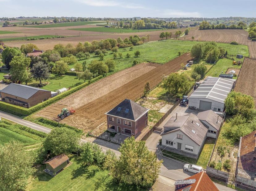 Deze exclusieve villa is gesitueerd op een riant perceel van 3.100 m² in het landelijke Welden (Oudenaarde). In 2025 onderging deze eigendom een ingri