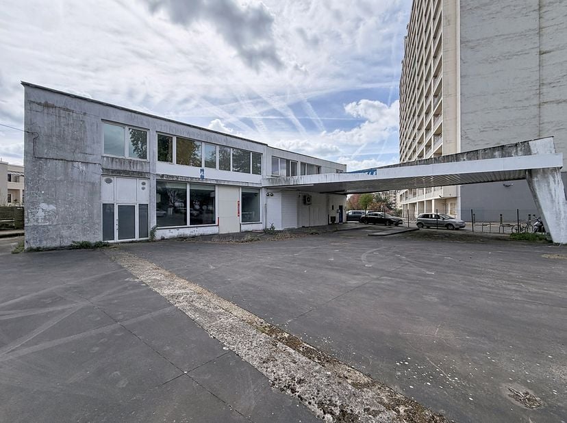 Situé avenue Minerve 41 à 1090 Forest, à proximité immédiate de la résidence « La Magnanerie », cet ensemble immobilier unique se développe sur une pa