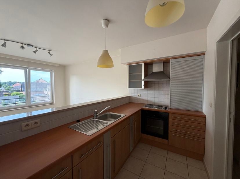 Te huur: aangenaam 2-slaapkamerappartement in Peer. Het appartement heeft een praktische indeling met een ruime woonkamer met open keuken, twee slaapk