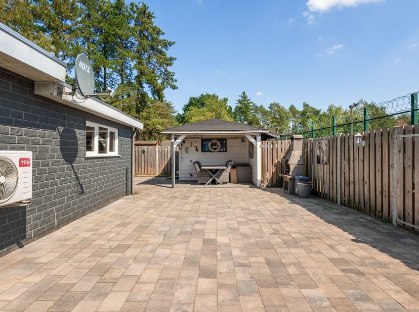 Ruime bungalow met 4 à 5 slaapkamers<br />
<br />
Ligging:<br />
Deze chalet/vakantiewoning is erg rustig gelegen in het recreatiedomein: Tulderbos