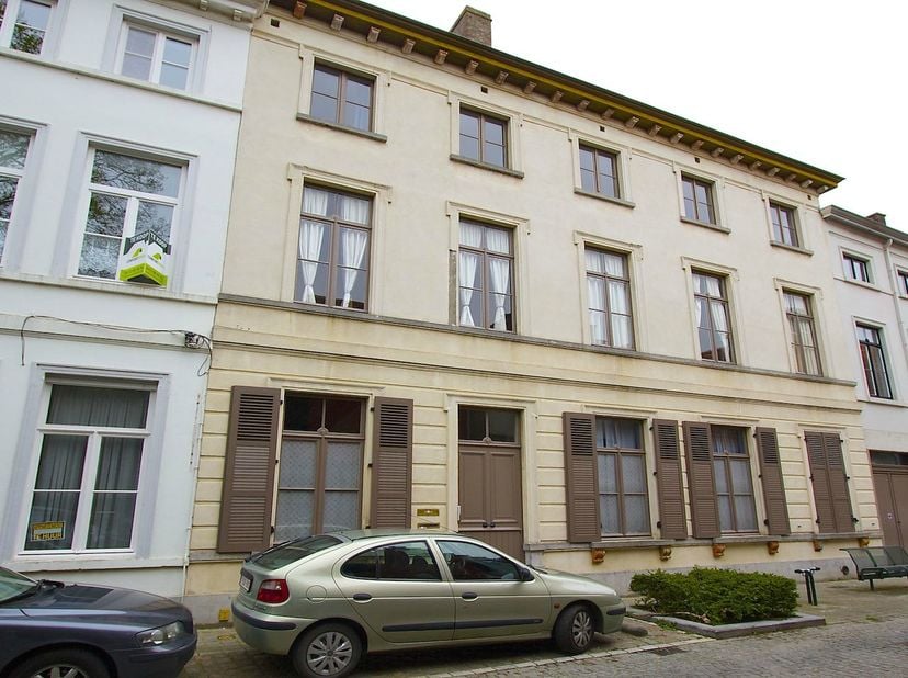 Dit aangename appartement beschikt over een ruime en lichtrijke leefruimte en biedt een praktische indeling:<br />
Inkomhal,Mooie, ruime en lichtrijke