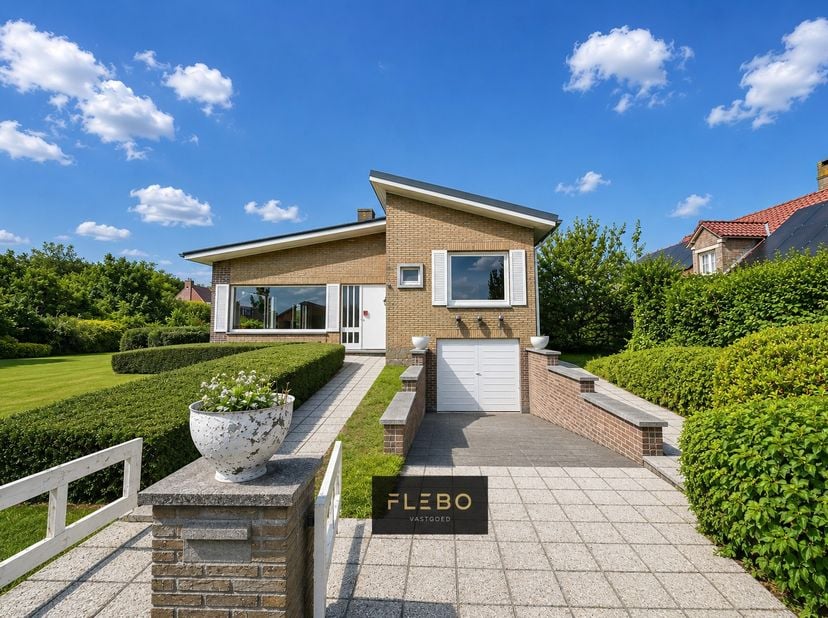 We betreden de woning via de inkomhal voorzien van vestiaire en gastentoilet. De inkomhal geeft ons toegang tot de ruime en lichtrijke leefruimte, waa