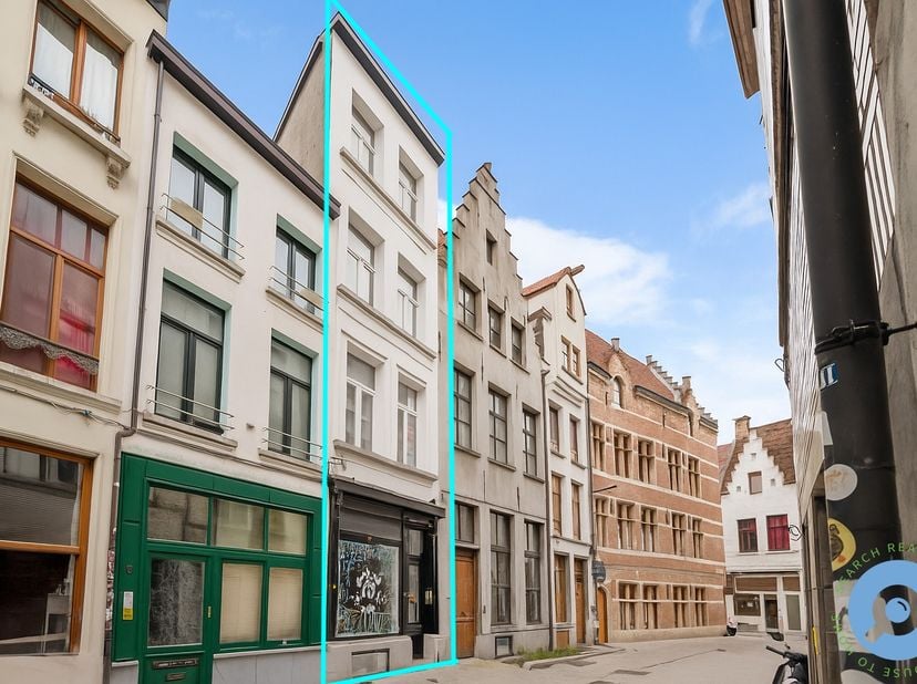 Bent u op zoek naar een zorgeloze vastgoedinvestering met een gegarandeerd rendement op een absolute AAA-ligging? Dan is dit pand precies wat u zoekt.
