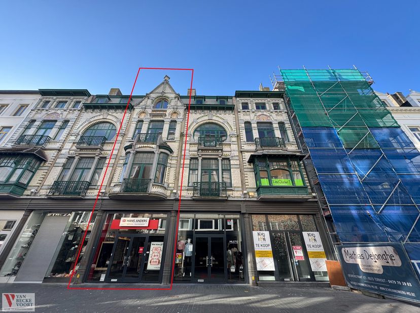 In het commerciële hart van Oostende, op een uiterst begeerde AAA-ligging in de Adolf Buylstraat, uitgevend op de Sint-Sebastiaanstraat, bevinden zich