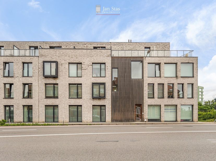 Deze mooie studentenkamer maakt deel uit van Residentie 'De Mes', dewelke in 2015 opgericht werd. De kamer is gelegen op de tweede verdieping en is be