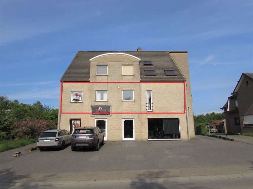Appartement met 2 slaapkamers, terras en garage<br />
Ligging: Centraal gelegen in Ramsel, met alle dagelijkse voorzieningen binnen handbereik en een