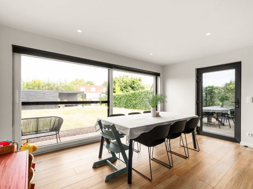 Instapklare en lichtrijke woning met drie slaapkamers te koop in DeerlijkDeze moderne halfopen woning uit 2017 is volledig instapklaar en werd afgewer