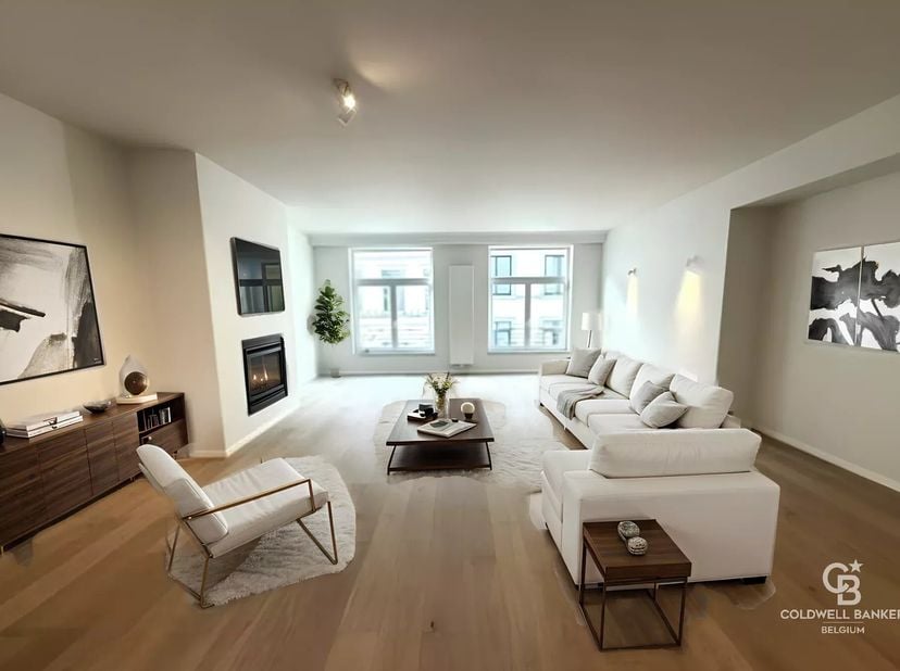 Mooie, volledig gerenoveerde appartement van +-140 m² op de 2e verdieping van een gebouw met 4 verdiepingen. Deze woning bestaat uit een inkomhal (+-1