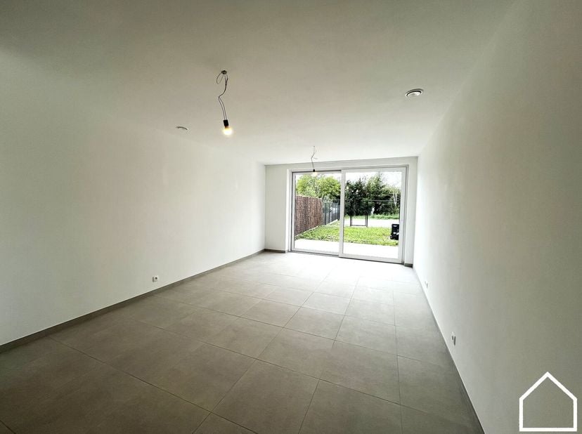 Aan de rand van het centrum van Ieper bevindt zich dit stijlvolle nieuwbouwappartement met twee slaapkamers. Dankzij de vlotte bereikbaarheid, de nabi