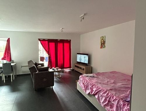                                         Studio avec coin lit à louer à Comines, € 500
