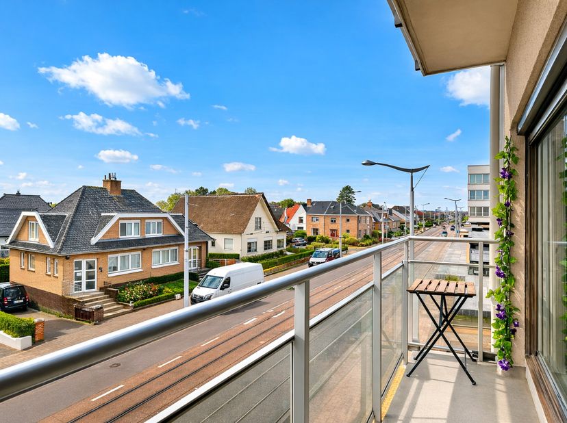Centraal gelegen bevindt zich dit verzorgd appartement op de tweede verdieping, ideaal als vaste woonst, tweede verblijf of investering. Het apparteme