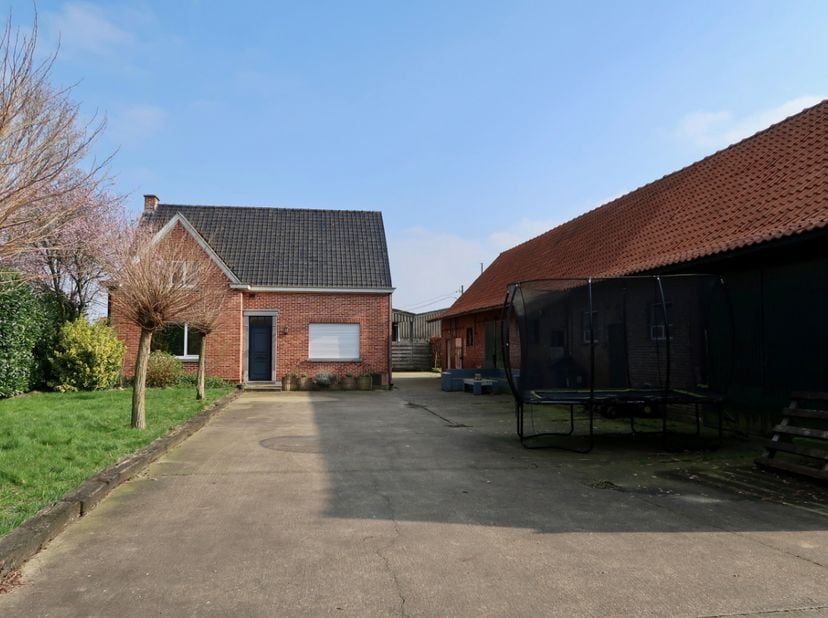 Deze vrijstaande hoeve bestaat uit een inkomhal, een bureau, een living met inbouwcassette en aansluitend een ingerichte keuken, een berging, een badk