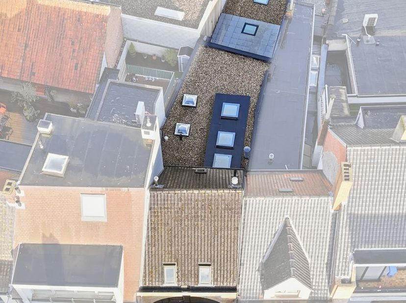 Gelegen in de Ieperstraat, pal in het centrum van Poperinge, bevindt zich deze casco handelsruimte, volledig naar eigen wens in te kleden. Het pand di