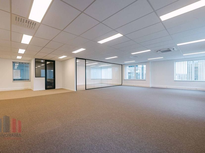 248&amp;nbsp;m² de bureaux élégants à louer (et à vendre)<br />
Idéalement situés à proximité de la sortie du ring R0 à Groot-Bijgaarden, avec un accès ai
