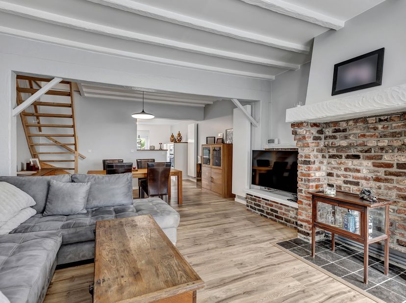In een rustige straat te Roosdaal, op wandelafstand van winkels, scholen en openbaar vervoer, vindt u deze volledig gerenoveerde woning met een gunsti