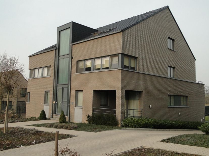 Op wandelafstand van het historische centrum van Borgloon.<br />
Mooi en gezellig dakappartement, ideaal voor een koppel, jong of oud.<br />
Inkomhal,