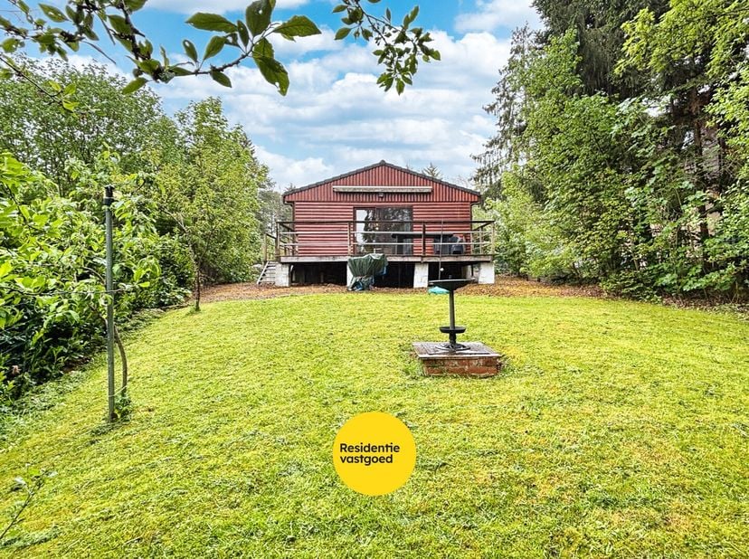 Charmante chalet in Barvaux, rustig gelegen te midden van groen en genietend van een prachtig vrij uitzicht op de omliggende natuur. Deze eigendom wer