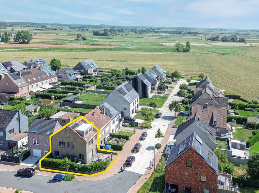In een rustige woonwijk te Blankenberge bevindt zich deze verzorgde en gerenoveerde halfopen woning. De ligging combineert de rust van een residentiël