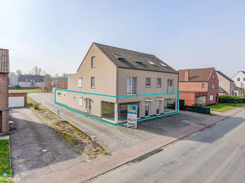 RUIM HANDELSPAND (SHOWROOM/BUREAU EN ZEER GROOT MAGAZIJN) MET VEEL MOGELIJKHEDEN TE BILZEN<br />
<br />
*** Bekijkt U dit handelspand via een aanverwa