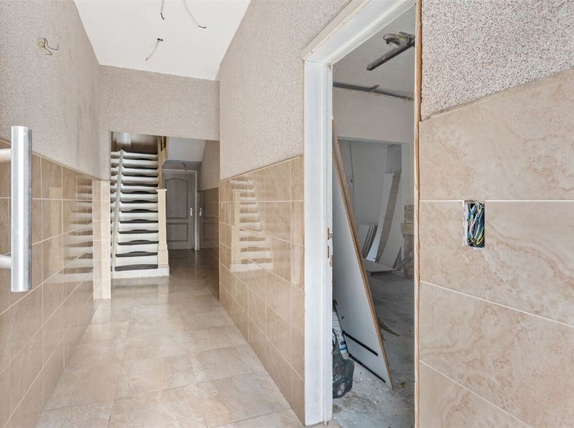 Veelzijdig handelshuis met magazijn en 3 slpks<br />
Op een centrale locatie in de rustige Van Cortbeemdelei in Deurne vinden we dit ruime handelspand