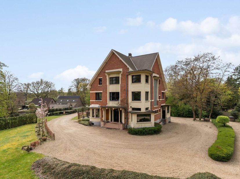 La Villa Zwart Goud est située sur un vaste terrain de 80 hectares, entourée d'un parc privé et d'une parcelle forestière privée. Cette icône de style