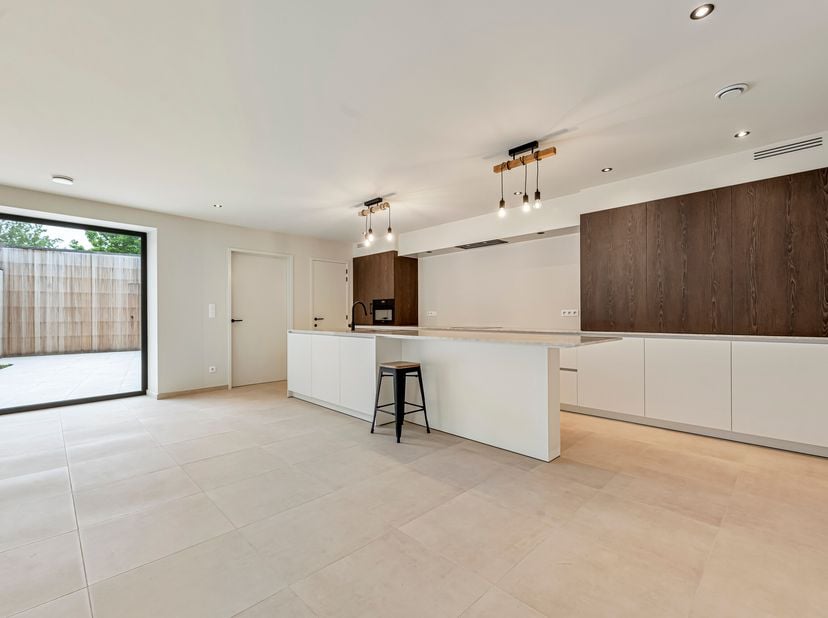 Dit prachtig (quasi nieuwbouw) appartement werd recent volledig gerenoveerd anno 2025/2026 en beschikt over een zéér kwalitatieve afwerking!<br />
We