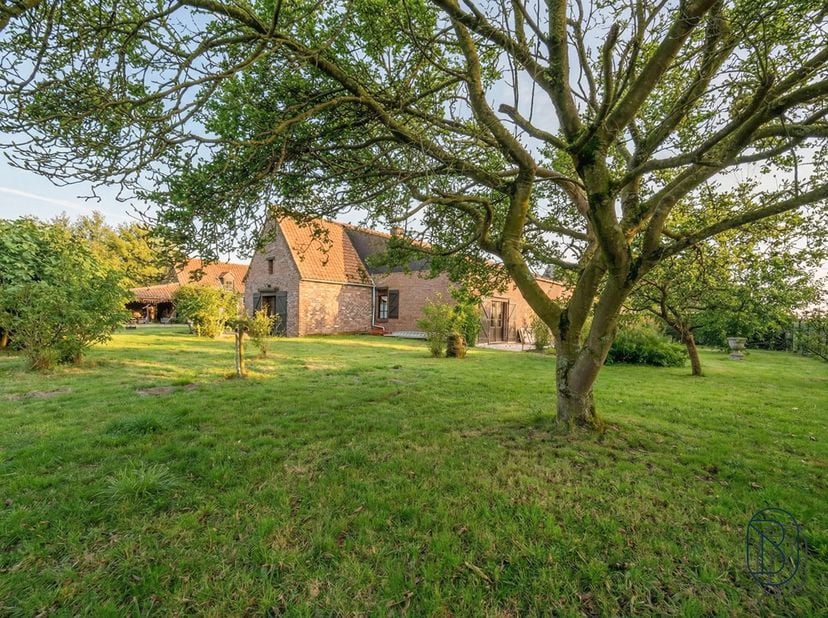 Découvrez cette charmante maison à rafraîchir / rénover, dotée de magnifiques éléments authentiques, d’une cour intérieure, d’un double garage et de d