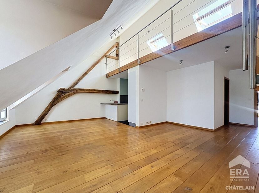 Brussel: Appartement met 1 slaapkamer + mezzanine en groot terras te huur aan het Martelarenplein Gelegen aan het prestigieuze Martelarenplein, in het