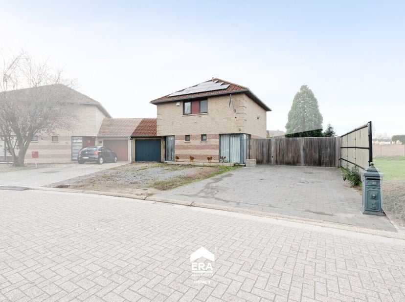 eze instapklare woning met zonnepanelen is ideaal voor diegene die op zoek is naar een huis nabij het centrum van Maaseik. De woning is rustig gelegen