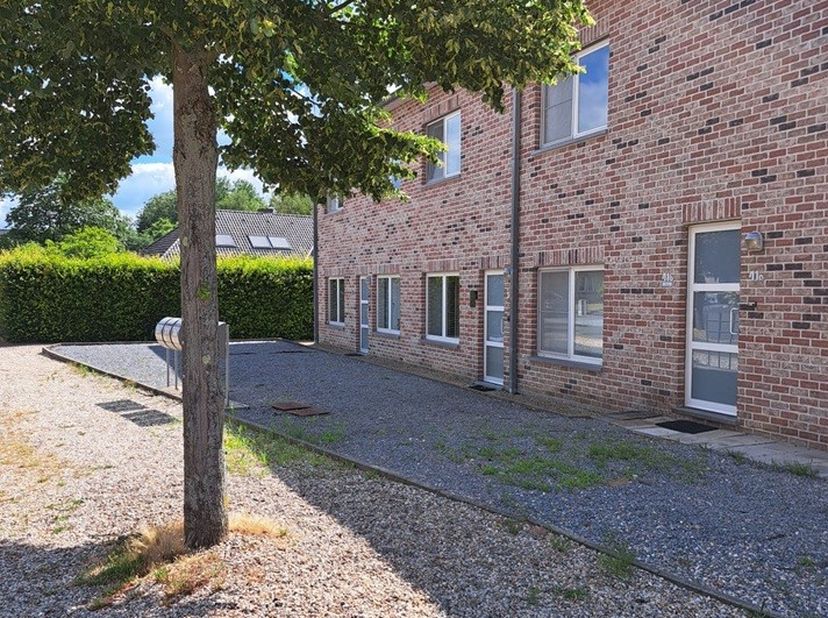 LIGGING - OMGEVING<br />
Deze knusse en luxueus afgewerkte &amp;nbsp;woongelegenheid vinden we terug in Opoeteren, een deelgemeente van stad Maaseik, aan