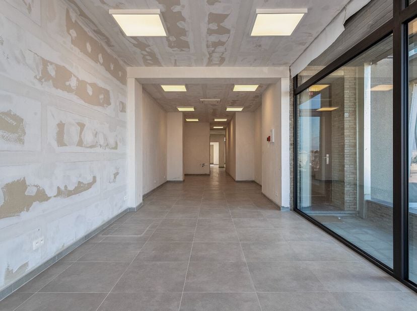 De Panne - handelspand te huur op de Zeedijk Dit handelspand met prachtig zeezicht bevindt zich op een absolute toplocatie aan de zeedijk, op slechts