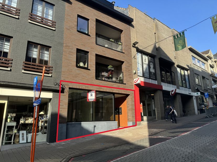 In de Brugstraat, in het verlengde van de winkelstraat van Geraardsbergen, bevindt zich deze recent vernieuwde handelsruimte van 72 m². Dankzij de gro