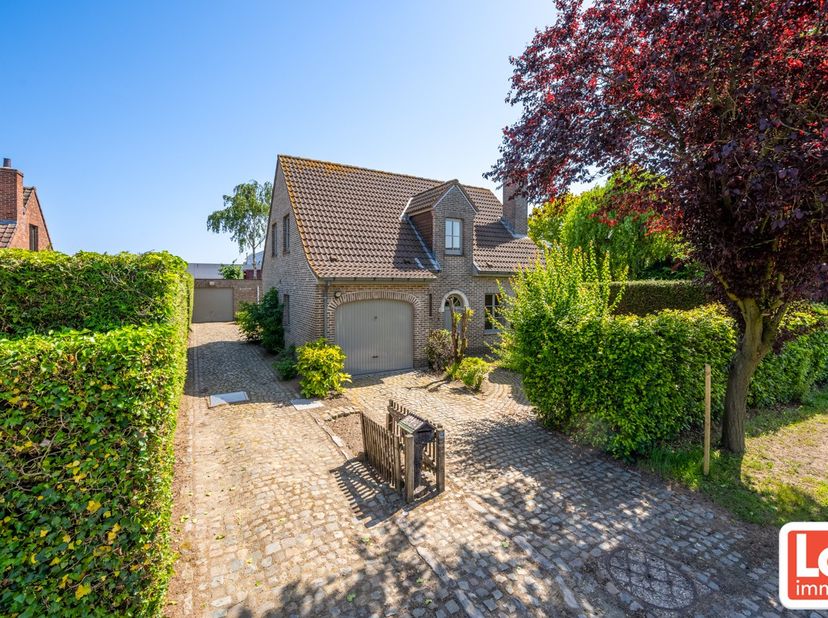 Charmante woning met zuid gerichte tuin in rustige buurt van Lochristi<br />
In een rustige straat te Lochristi, achter een mooie kasseien oprit, schu