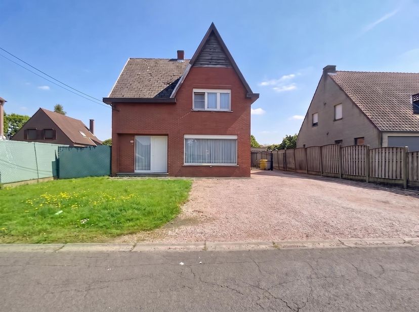 Te renoveren woning met veel potentieel, rustig gelegen in de dorpskern van Hulshout op een perceel van 953 m² met aangename tuin achteraan. Indeling: